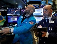 El promedio industrial Dow Jones aumentó 337 unidades, o 1.2%, para establecerse en 28 mil 015 puntos. AP/R. Drew