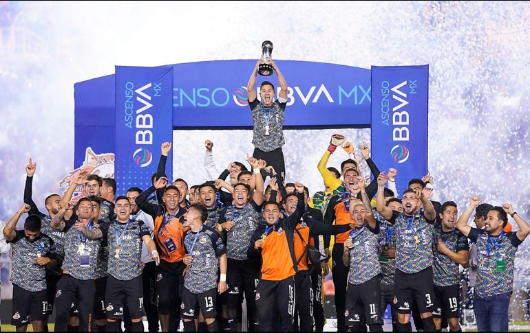 Los jugadores de Alebrijes posan con el trofeo que los acredita como el mejor equipo del semestre. IMAGO7/E. Espinosa