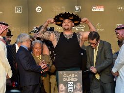 El mexicano y el británico cumplieron en la báscula y están listos para el esperado combate. AFP/F. Nureldine