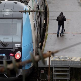 Los "chalecos amarillos" marchan en París en el tercer día de huelga