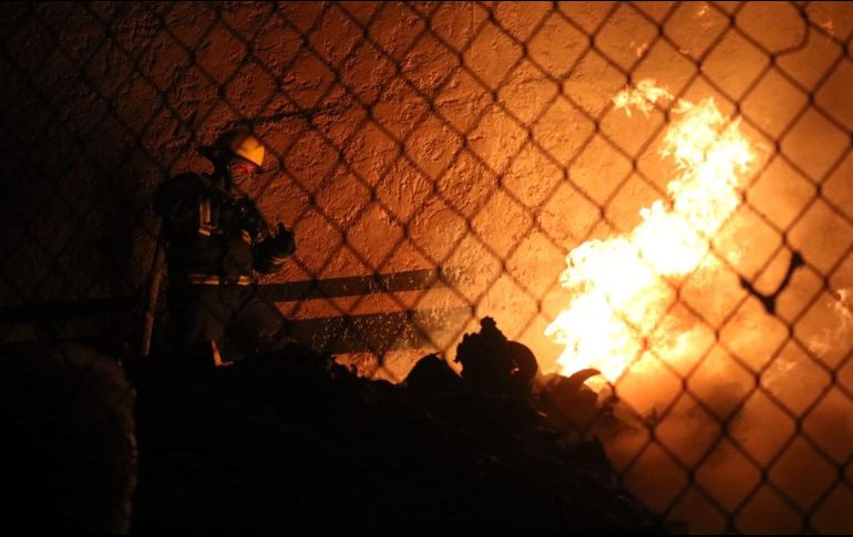 Tras cortar el suministro eléctrico en la zona, los bomberos pudieron combatir rápidamente el fuego antes de que se afectara a otras construcciones. ESPECIAL