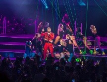 Maluma, vestido de rojo, abrió la noche con 