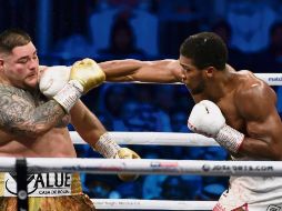 Episodio II. Ruiz Jr. se vio sorprendido por la estrategia implementada por su rival, quien al final salió con el puño en alto. AFP