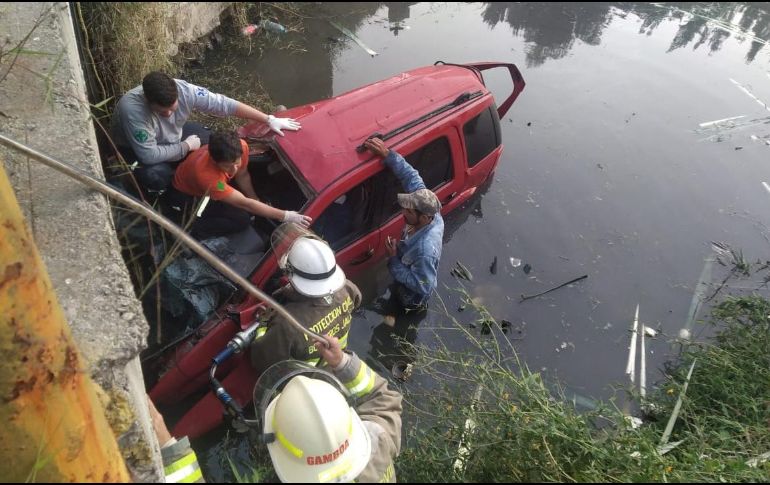 El accidente se registró poco antes de las 09:00 horas; personal de Protección Civil Jalisco acudió a realizar el rescate. ESPECIAL / Protección Civil Jalisco