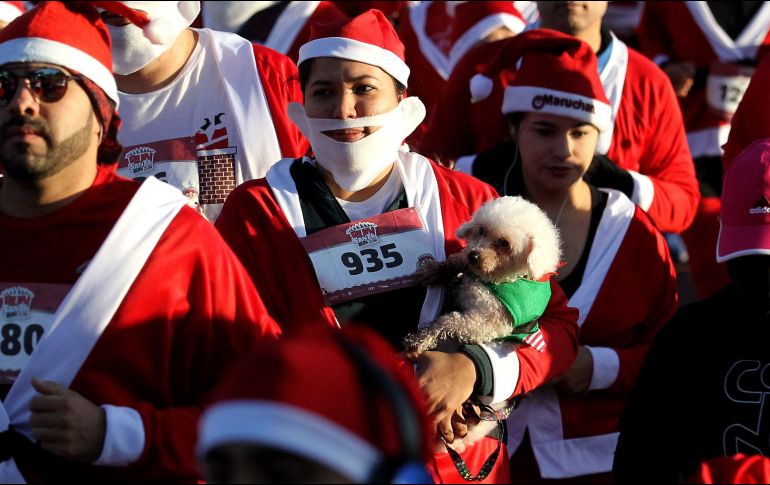 Se trata de la segunda edición de Run Santa Run Guadalajara, donde los participantes optan por las carreras de 1, 5 o 10 kilómetros.