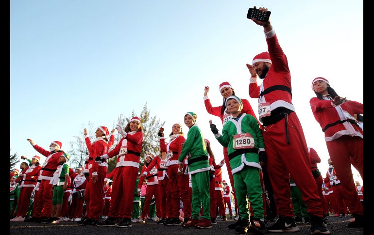 La carrera lleva el tema navideño. Los adultos van vestidos como Santa Claus, mientras los menores llevan trajes de elfo.