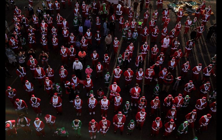 Disfrazados de Santa Claus, personas se unieron a una carrera este domingo en el Parque Metropolitano en Zapopan.