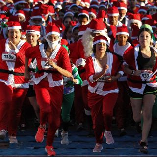 Fotogalería: Santas inundan el Parque Metropolitano