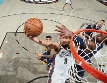 Destaca. Con la ausencia de Kyrie Irving, Spencer Dinwiddie (#8) ha tenido que cargar con el equipo de los Nets. AFP / N. BUTLER