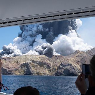Al menos cinco muertos por erupción de volcán en Nueva Zelanda