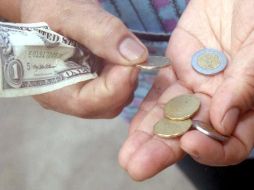 En promedio, los migrantes envían 300 dólares mensuales a sus familias. Son las madres y las esposas de los migrantes las principales receptoras. NTX / ARCHIVO