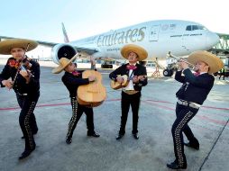 Mariachis en Barcelona durante un acto para marcar el inicio del vuelo. TWITTER@emirates