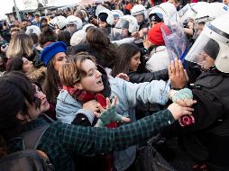 La Policía turca dispersó el domingo una manifestación de centenares de mujeres que se habían congregado en Estambul para cantar el himno feminista. EFE/ARCHIVO