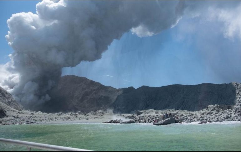 El White Island entró en erupción pasadas las 2 de la tarde de este lunes.  Michael Schade / Twitter