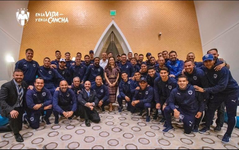 Jugadores, cuerpo técnico y directivos de Rayados agradecieron a la embajadora de México en Qatar, Graciela Gómez, por su atención y cálido recibimiento. TWITTER / @Rayados