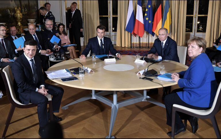 Putin y Zelenski estuvieron en compañía de Emmanuel Macron, presidente de Francia, y Angela Merkel, canciller de Alemania. AFP/Presidencia de Ucrania