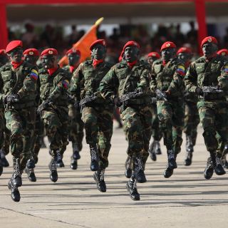 Militares contrarios a Maduro salen de la Embajada de Panamá en Caracas