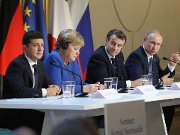 Vladímir Zelenski, Angela Merkel, Emmanuel Macron y Vladímir Putin ofrecen una conferencia de prensa tras el encuentro. AFP/L. Marin