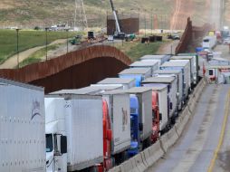 Camiones esperan para cruzar la garita de Otay. La votación del T-MEC en el Congreso estadounidense podría tener lugar el 18 de diciembre. EFE/Archivo