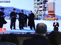 Surcoreanos miran en la televisión al líder norcoreano Kim Jong Un en el sitio de lanzamiento de cohetes de largo alcance. AP/Y. Ahn