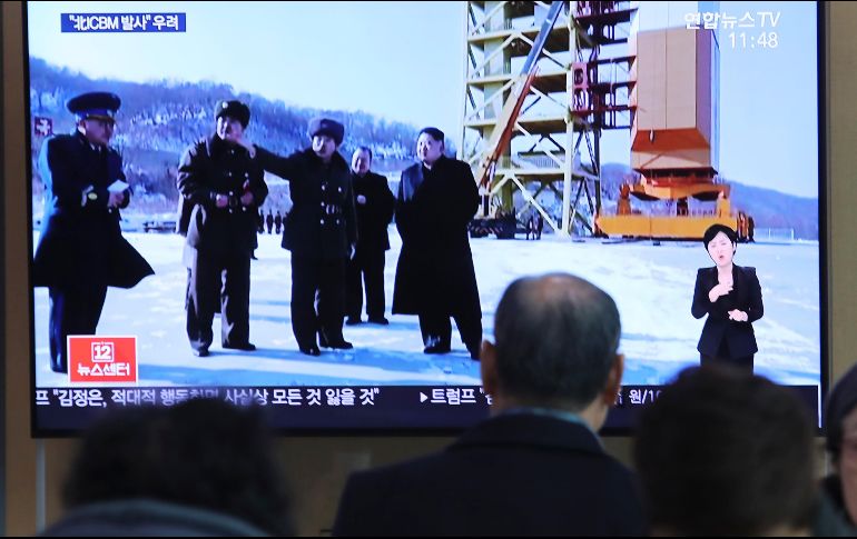 Surcoreanos miran en la televisión al líder norcoreano Kim Jong Un en el sitio de lanzamiento de cohetes de largo alcance. AP/Y. Ahn