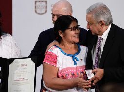 El premio de Artes y Tradiciones Populares fue para Carmen Vázquez Hernández. NOTIMEX/A. Guzmán