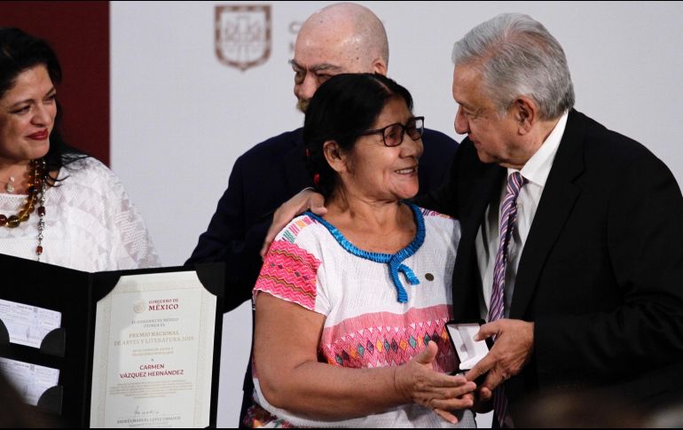 El premio de Artes y Tradiciones Populares fue para Carmen Vázquez Hernández. NOTIMEX/A. Guzmán