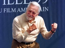 Kirk Douglas hace honor a la película “Champion” con esta pose, un filme que le diera fama en la meca del cine durante la primera mitad del siglo pasado. AP