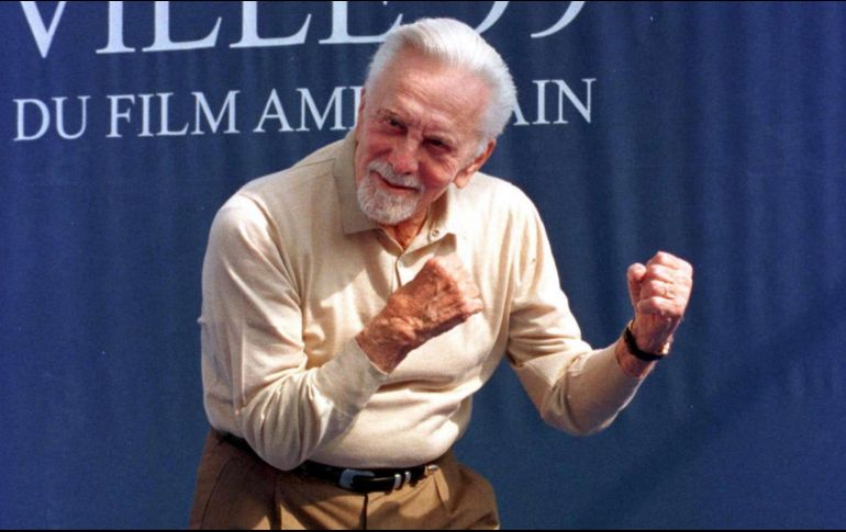 Kirk Douglas hace honor a la película “Champion” con esta pose, un filme que le diera fama en la meca del cine durante la primera mitad del siglo pasado. AP