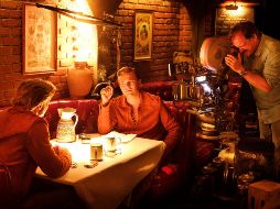 “Once upon a time... in Hollywood”. El director Quentin Tarantino (a la derecha, está nominado como Mejor director) filma una escena de esta película de Netflix con Leonardo DiCaprio y Brad Pitt. AP