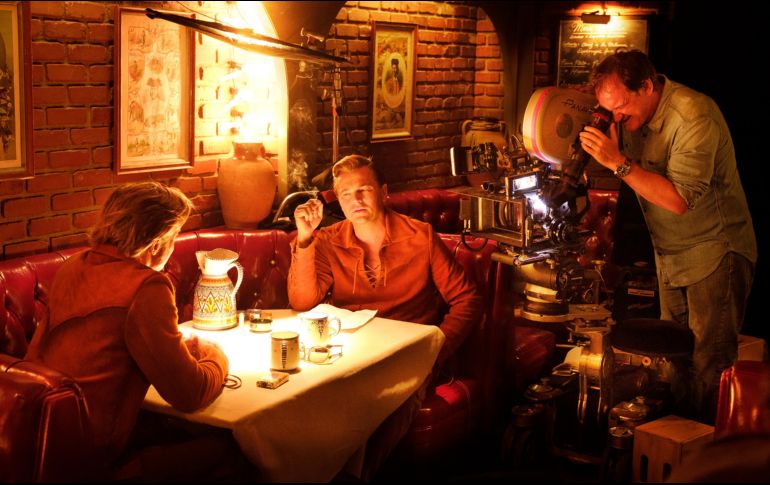 “Once upon a time... in Hollywood”. El director Quentin Tarantino (a la derecha, está nominado como Mejor director) filma una escena de esta película de Netflix con Leonardo DiCaprio y Brad Pitt. AP