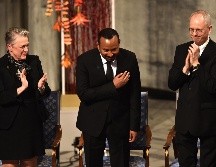 En su discurso en la entrega del Nobel en Oslo, Abiy (c) criticó a 