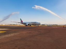 Emirates opera un vuelo redondo todos los días de Dubái a la Ciudad de México, vía Barcelona, con un avión que tiene capacidad para transportar a 300 personas. TWITTER / @emirates