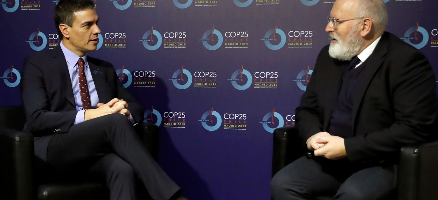 Pedro Sánchez (i) y el vicepresidente de la Comisión Europea, Frans Timmermans, durante el encuentro que mantuvieron este martes dentro de la Cumbre del Clima COP25. EFE/C. Moya