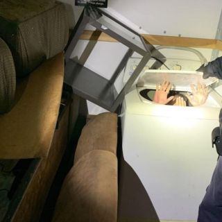 Autoridades de EU hallan a 11 chinos ocultos en un camión