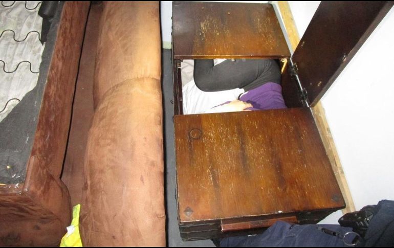 Otro de los migrantes estaba oculto en un cofre de madera. EFE/CBP