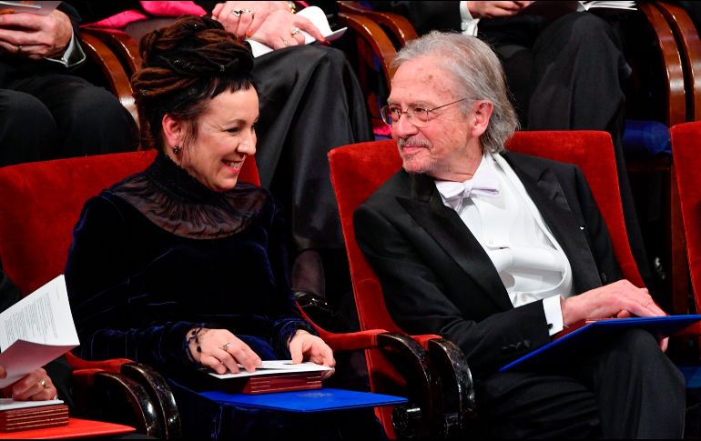 La autora polaca Olga Tokarczuk (i) junto al austriaco Peter Handke, galardonados con los Premios Nobel de Literatura 2018 y 2019, respectivamente. AFP/H. Montgomery