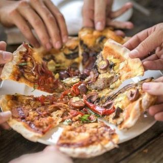 ¿Te comerías una pizza si supieras que tienes que caminar 4 horas para quemarla?: cómo las etiquetas en los alimentos pueden ayudarnos a bajar de peso