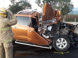 Al revisar los rescatistas dentro de la camioneta localizaron a dos personas ya sin vida, un hombre y una mujer. ESPECIAL / Protección Civil Jalisco