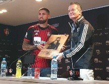 De inmediato, el ariete se puso la casaca de los Zorros y se dijo listo para viajar a Querétaro en donde el plantel realiza la pretemporada. EL INFORMADOR / J. Robles