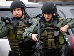 Decenas de agentes policiales fueron desplegados ante el ataque contra el supermercado. AFP