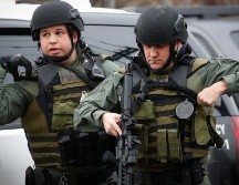 Decenas de agentes policiales fueron desplegados ante el ataque contra el supermercado. AFP