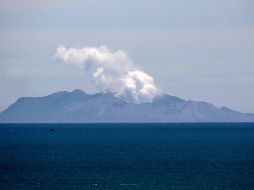 Una columna de vapor emana hoy del volcán en White Island, donde el 9 de diciembre se registró la erupción que tomó por sorpresa a visitantes. AFP/M. Melville