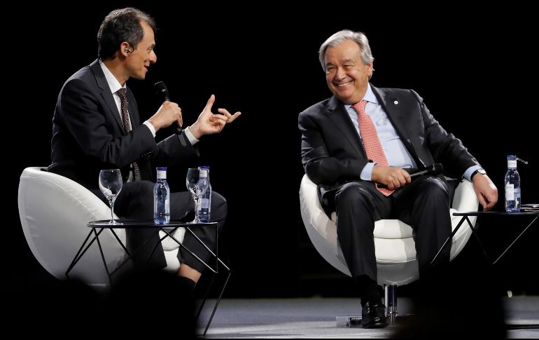 El ministro de Ciencia, Pedro Duque (i), y Antonio Guterres efectúan una conexión en directo con la Estación Espacial Internacional Luca Parmitano durante la COP25. EFE/J. Higaldo