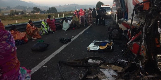Accidente en Michoac&aacute;n deja dos muertos y 15 lesionados