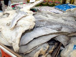 Denucnain que en restaurantes y tiendas se sustituye el bacalao por tiburones, rayas o por tilapia. EL INFORMADOR/ARCHIVO