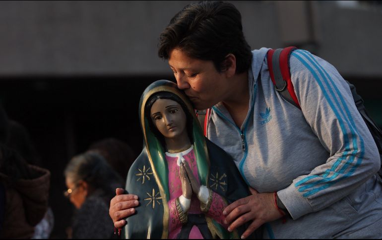 Los peregrinos asisten al templo mariano para celebrar el 488 aniversario de las apariciones de la Virgen Morena en el Cerro del Tepeyac. EFE / S. Gutiérrez