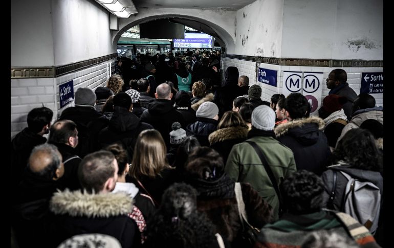 Usuarios del metro en París hacen fila para ingresar a la platoforma de la línea 1. AFP/P. Lopez