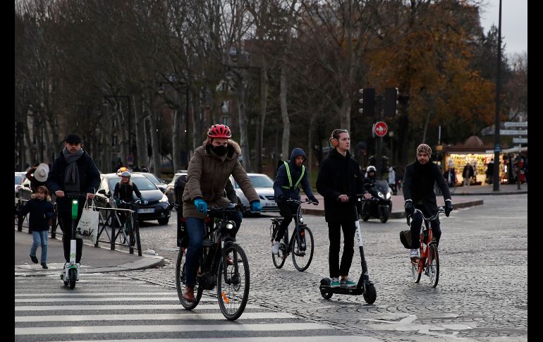 Ante la huelga que afecta el transporte, ciudadanos optan por bicicletas y patines eléctricos. AP/F. Mori