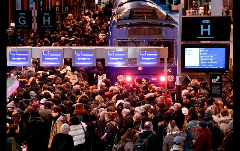 Una plataforma de trenes regionales luce abarrotada en la Gare de Lyon, en París, durante la huelga de trabajadores del transporte público. AFP/B. Guay